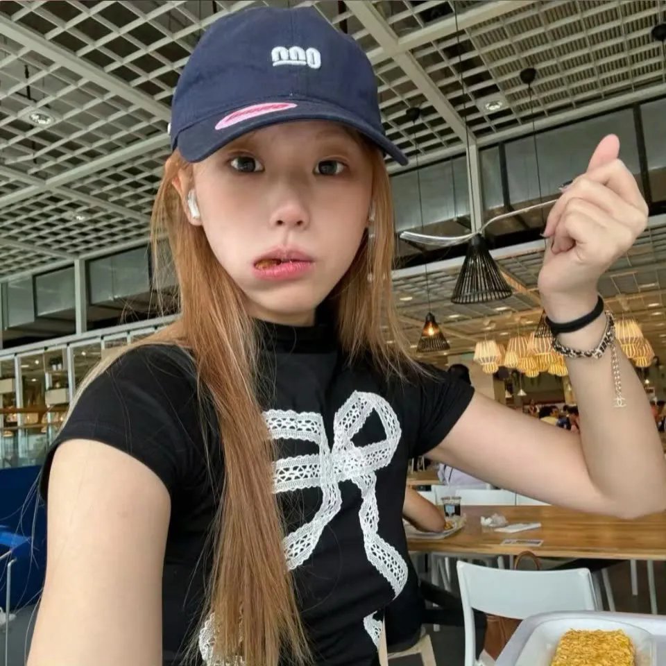一位站立的人